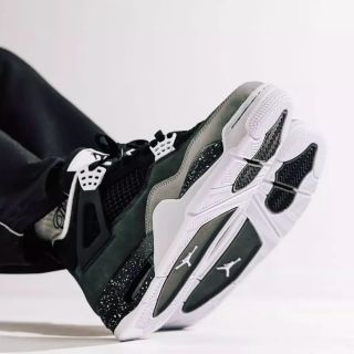 Air Jordan 4 Retro Fear • Tenisky sú nové, originálne & autentické. ✔️ • Nové AIR JORDAN 4 nájdeš dostupné na e-shope...