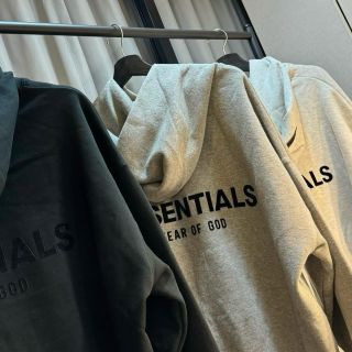 Fear of God Essentials • Minimalistický dizajn, top kvalita a ikonický štýl, ktorý sa hodí ku každému outfitu. ✨ • Mikiny...