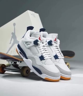 Air Jordan 4 Retro SB Navy • Tenisky sú nové, originálne & autentické. ✔️ • Nové AIR JORDAN 4 x SB vo farebnej kombinácii...