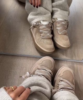 UGG Lowmel Sand – čistý komfort a štýl. Semišový povrch, ikonický tvar a ten “effortless” vibe, ktorý sadne ku všetkému....