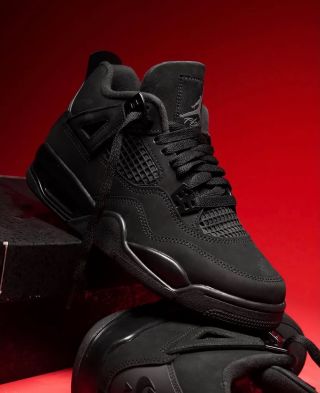 🖤 Air Jordan 4 Retro “Black Cat” – čistá ikona. Celokožený triple-black look, ostré línie a nadčasová silueta, ktorá nikdy...